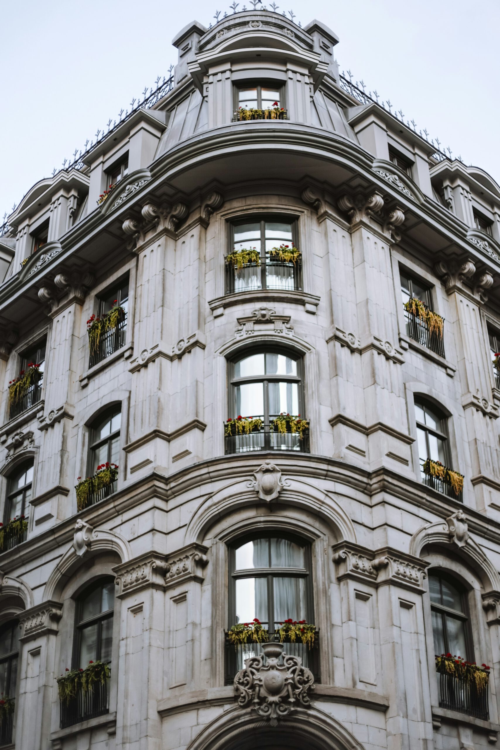 Fascade of a building in Montréal, representing Elysium Legal and its business and public interest law services, provided in French and English in Montréal, Ottawa, and Toronto. Façade d’un immeuble à Montréal, représentant Elysium Legal et ses services en droit des affaires et en litiges d’intérêt public, offerts en français et en anglais à Montréal, Ottawa et Toronto.