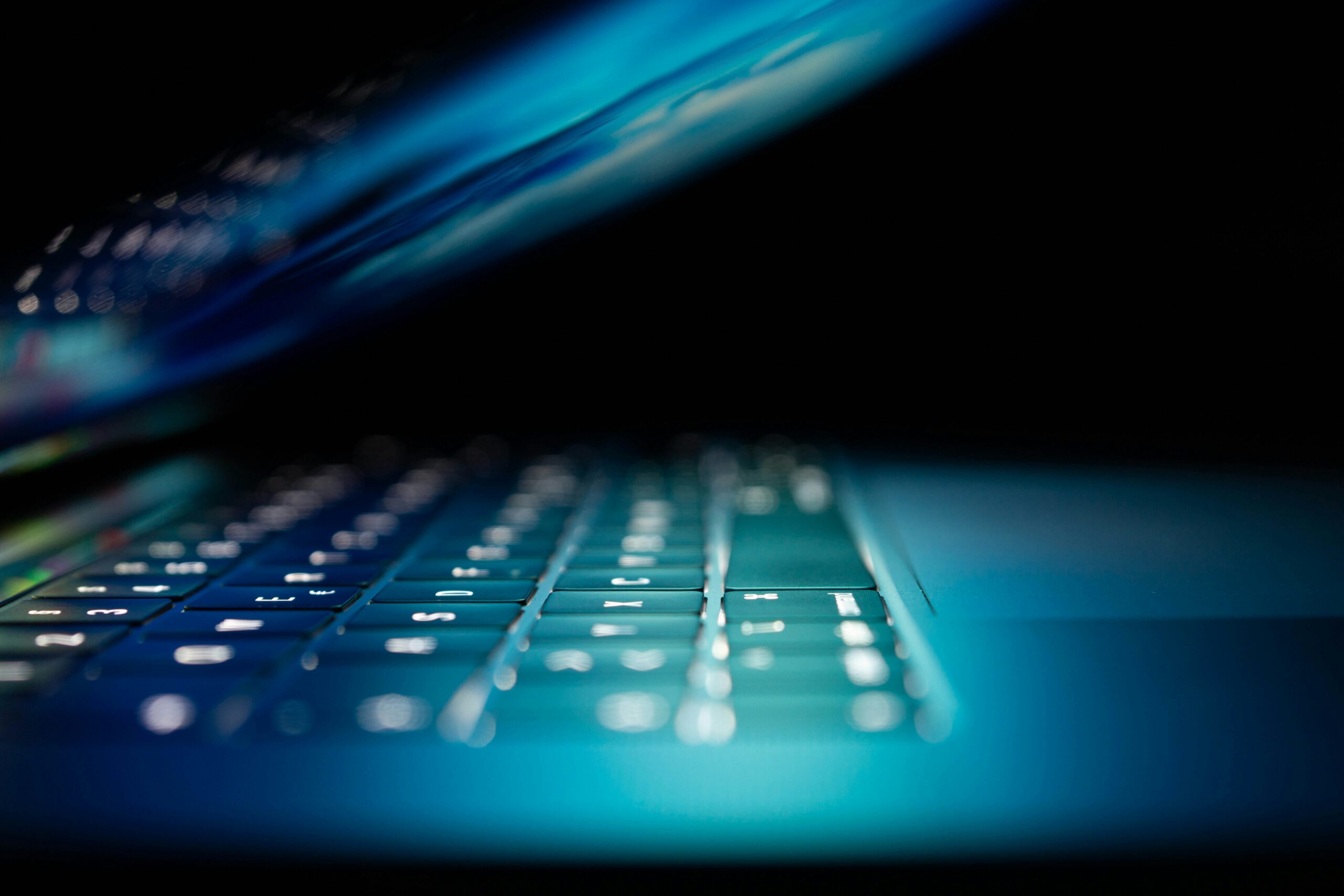 A partially open laptop, representing the blog section of Elysium Legal, providing top-tier business law and public interest advocacy in Montréal, Ottawa, and Toronto. Un ordinateur portable partiellement ouvert, illustrant la section blogue d’Elysium Légal, offrant des services de premier plan en droit des affaires et en défense de l’intérêt public à Montréal, Ottawa et Toronto.