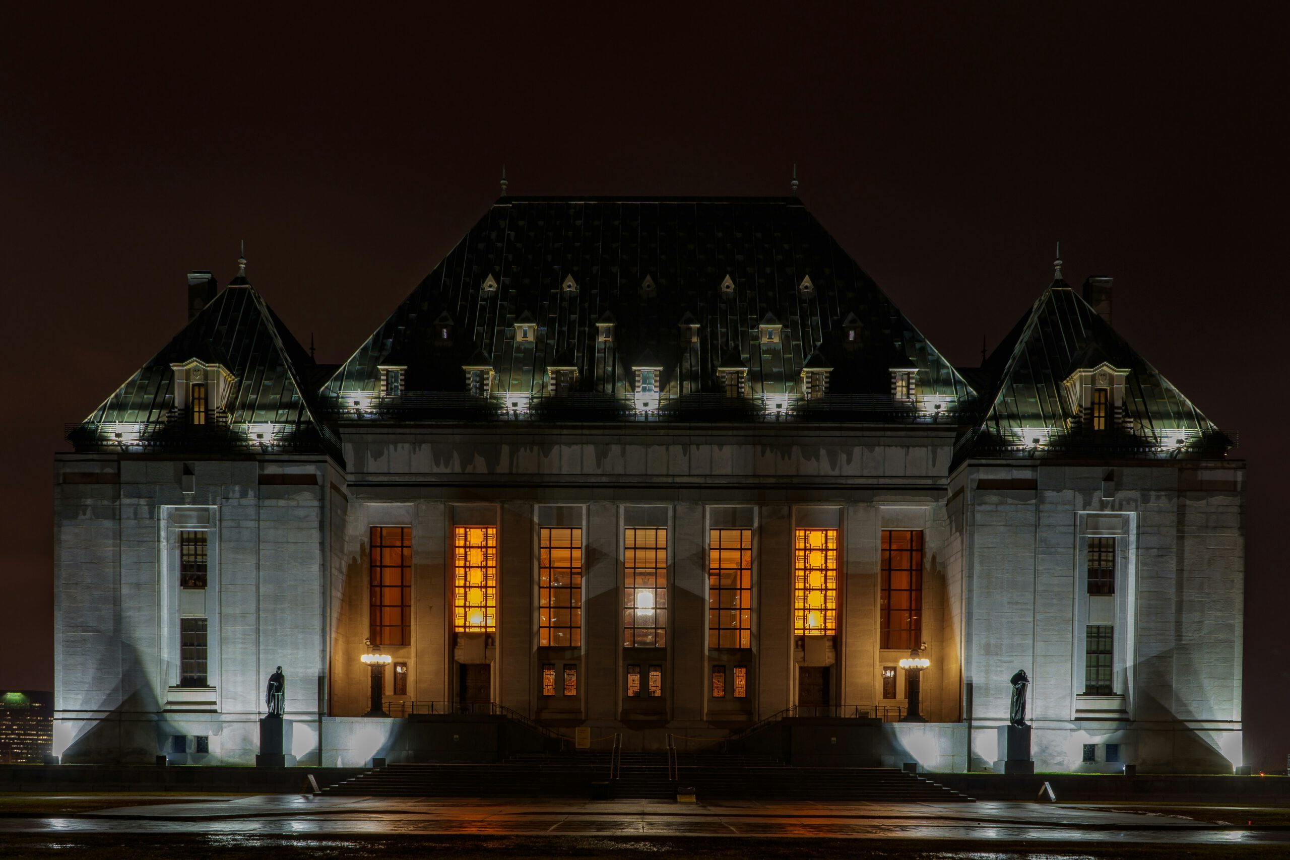The Supreme Court of Canada building at night, representing the constitutional and public interest law services provided by Elysium Legal in Montréal, Ottawa, and Toronto. Édifice de la Cour suprême du Canada la nuit, représentant les services en droit constitutionnel et en litiges d’intérêt public offerts par Elysium Legal à Montréal, Ottawa et Toronto.