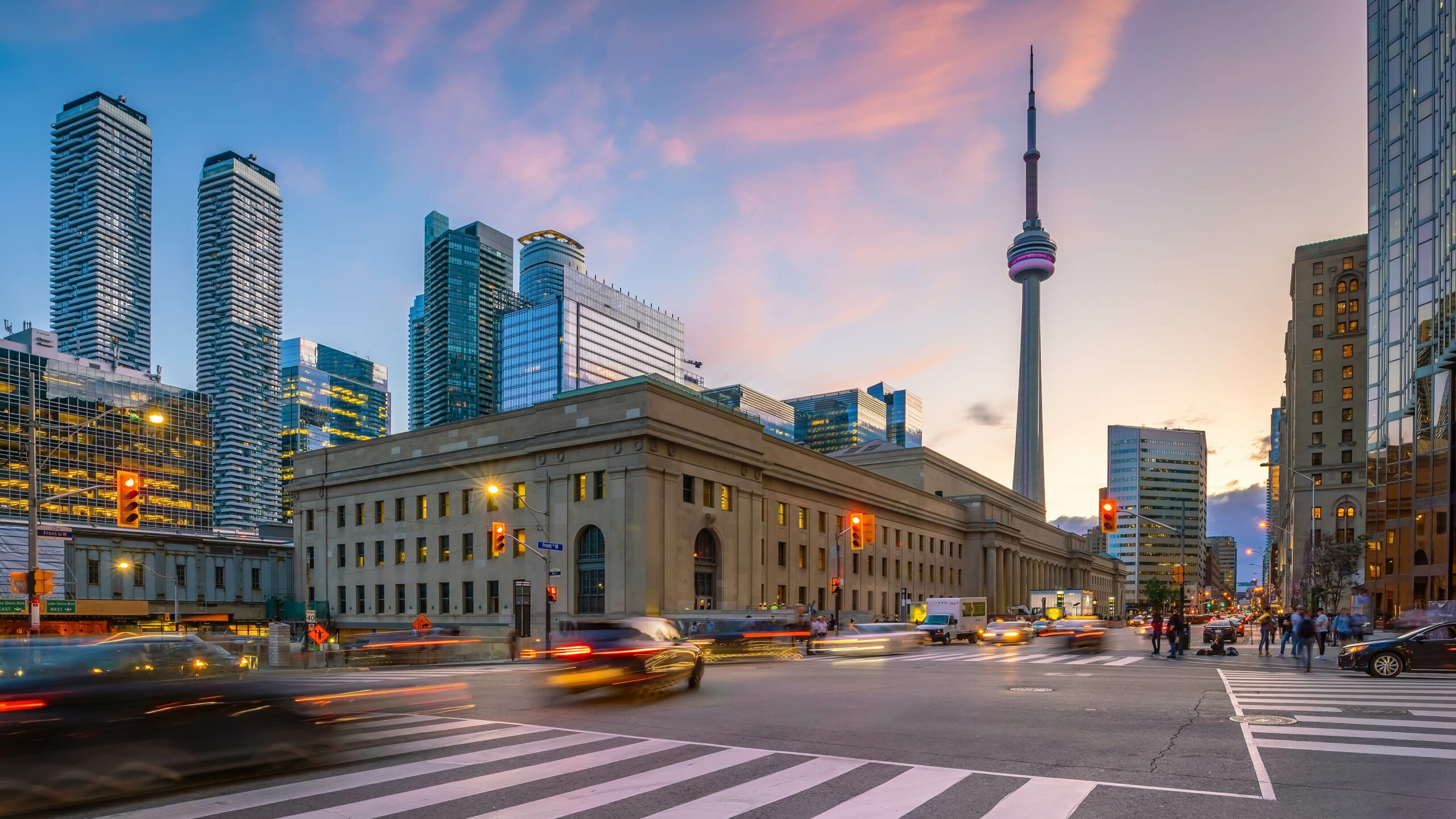 View of Toronto skyline at sunset, representing Elysium Legal, serving Toronto, Montréal and Ottawa, advising on public interest litigation, business law, and human rights. Vue de la ligne d’horizon de Toronto au coucher du soleil, représentant Elysium Légal, desservant Toronto, Montréal et Ottawa, et offrant des services-conseils en litiges d’intérêt public, en droit des affaires et en droits de la personne.