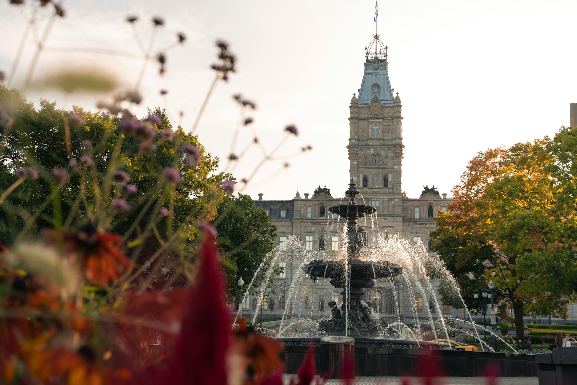A fountain in front of a Quebec government building clock tower, representing judicial review and administrative decision-making in Ontario and Quebec. | Une fontaine devant la tour de l’horloge d’un édifice gouvernemental du Québec, représentant le contrôle judiciaire et la prise de décisions administratives en Ontario et au Québec.